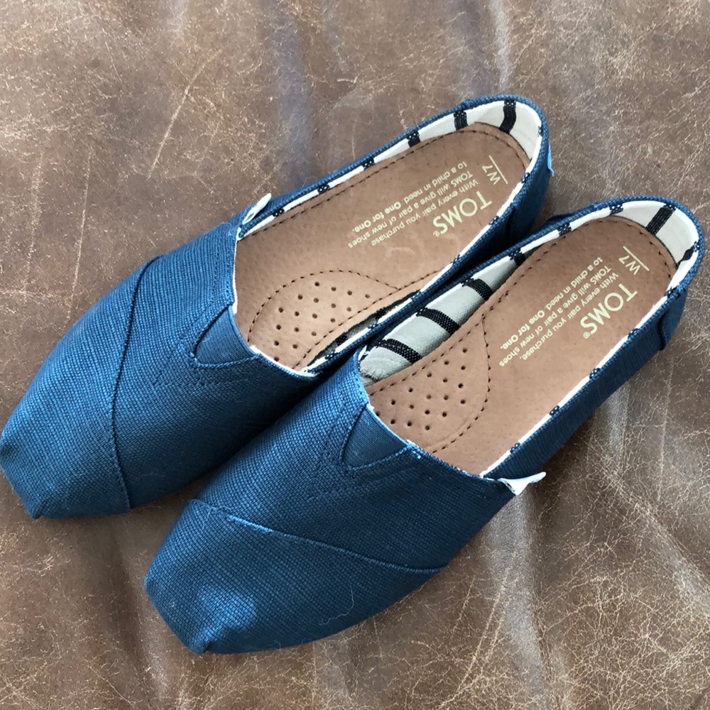 Toms (NWOT) Navy Size 7